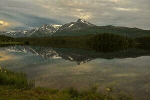 cênico norte Noruega panorama com lago e montanhas. foto