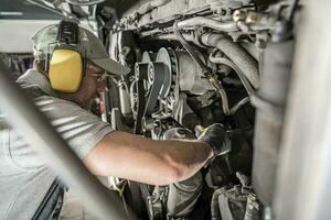 automotivo mecânico olhando dentro motor compartimento foto