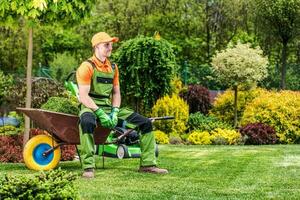 jardineiro relaxar em carrinho de mão foto