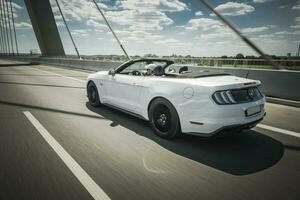 vau mustang conversível em a rodovia ponte foto