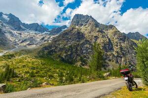 motocicleta montanha viagem foto