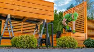 construção de madeira plantadores para uma jardim decorativo árvores e flores foto