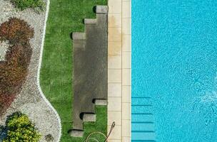 ao ar livre natação piscina e gramado acabamento aéreo visualizar. foto