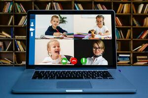 Garoto vídeo conferência com tutor em computador portátil às lar. distância Educação conceito. foto