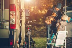 família com cachorro em acampamento foto