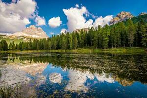 cênico lago e montanhas foto