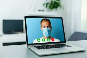 jovem médico em vídeo conferência com paciente. médico conectados foto