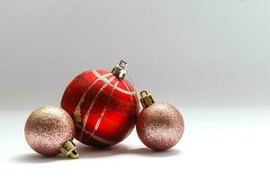 solteiro vermelho Natal árvore bola decoração isolado sobre a branco fundo, foto
