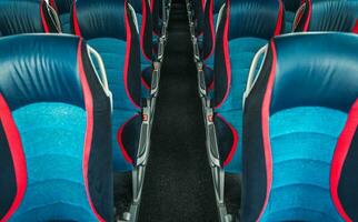 interior do moderno ônibus com confortável assentos. foto