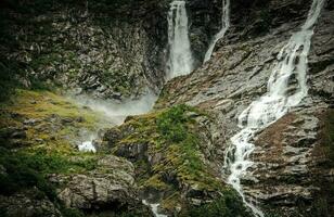 Visão do norueguês cascata e rochoso panorama. foto