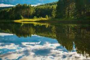 calma cênico norueguês lago foto