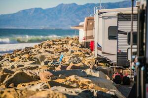 rv autocaravanas ao longo ventura de praia Califórnia foto