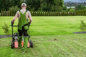 jardineiro dentro dele 40s e dele poderoso Gasolina gramado arejador foto