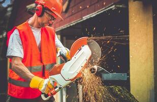 construção trabalhador com cortador foto