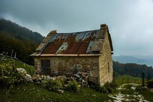 estábulo abandonado no parque da Lessinia foto