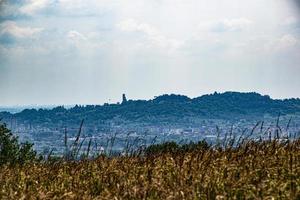 vista do monte berico em vicenza de um campo de trigo em monteviale foto