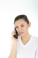lindo jovem sul leste ásia chinês conversa em telefone em branco fundo foto