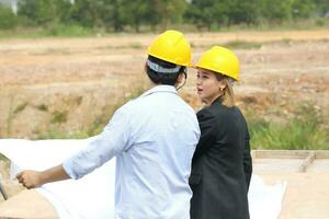 sul leste ásia construção trabalhador engenheiro gestão às construção local Difícil segurança chapéu capacete foto