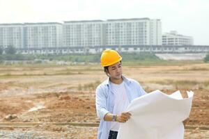 sul leste ásia construção trabalhador engenheiro gestão às construção local Difícil segurança chapéu capacete foto