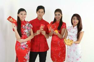 sul leste ásia jovem malaio chinês indiano homem mulher vestindo tradicional chise cheongsam vestir em branco fundo fazer compras troca presente laranja saudações compartilhar racial unidade harmonia mão ventilador foto