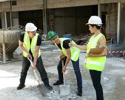 sul leste ásia jovem malaio chinês homem mulher vestindo em segurança capacete construção local trabalhos foto