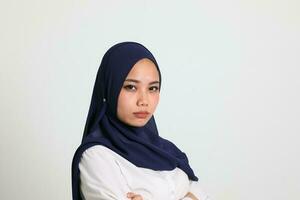 sul leste ásia malaio mulher lenço de cabeça facial expressão seroso foto