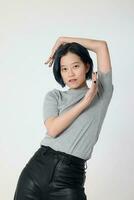 jovem atraente ásia chinês malaio mulher pose face corpo expressão modo emoção em branco fundo moda andar torção foto