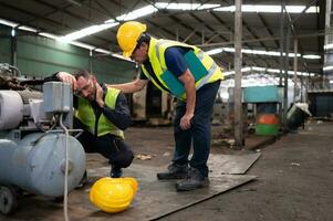 a técnico equipe líder encorajar a equipe quem estão cansado a partir de Difícil trabalhar. dentro reparação velho maquinaria para Retorna para normal Operação dentro a da empresa velho maquinaria armazém foto