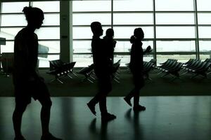 silhueta sombra dentro aeroporto homem mulher caminhando sombra foto