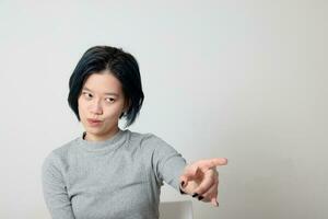 jovem atraente ásia chinês malaio mulher pose face corpo expressão modo emoção em branco fundo Bravo irritado ponto dedo foto
