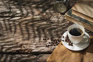xícara de café em madeira velha foto