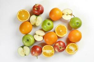 misturar verde vermelho maçã laranja todo fruta cortar fatia metade em branco fundo foto