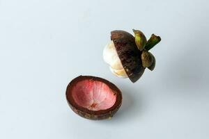 mangostão roxa doce semeador quente fruta em branco fundo foto