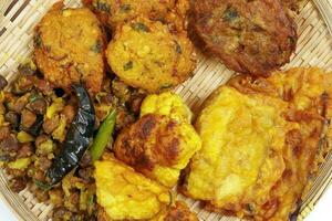 iftar conjunto piaju pakora começou Preto grão de bico ghugni batata Picar lanche frito Comida foto