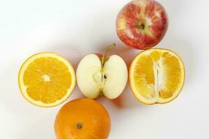 vermelho maçã laranja todo fruta cortar fatia metade em branco fundo foto