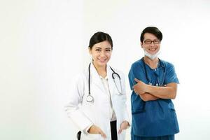 jovem ásia masculino fêmea médico vestindo avental uniforme túnica avental aguarde foto