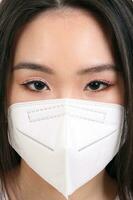 lindo jovem sul leste ásia mulher vestindo n95 anti vírus bacteriano cirúrgico face mascarar em branco fundo Veja frente foto