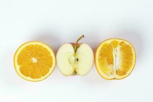 vermelho maçã laranja fruta fatia metade em branco fundo foto