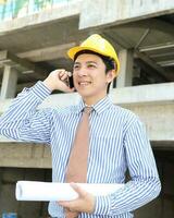 sul leste ásia jovem malaio chinês homem mulher vestindo em segurança capacete construção local trabalhos foto