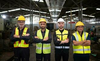 retrato do equipe do engenheiros e técnicos este é pronto para reparação velho maquinaria para Retorna para normal Operação dentro a da empresa velho maquinaria armazém foto