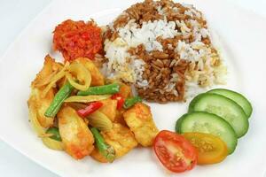 açafrão amigo frango com vegetal branco arroz coberto com Sombrio molho ayam Goreng kunyit foto