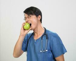 jovem ásia masculino fêmea médico vestindo avental uniforme túnica avental aguarde foto