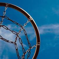 cesta de basquete de rua e céu azul