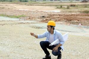 sul leste ásia construção trabalhador engenheiro gestão às construção local Difícil segurança chapéu capacete foto