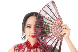 sul leste ásia chinês raça étnico origem mulher vestindo vermelho veludo cheongsam com mão costurado seqüência trabalhos vestir traje mão ventilador em branco fundo foto