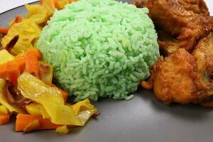 cozido no vapor verde arroz temperado profundo frito frango repolho cenoura vegetal warung nasi ayam Goreng em Sombrio cinzento prato branco fundo molho sambal molho foto