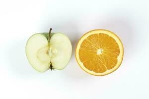 verde maçã laranja metade cortar fatia topo Visão em branco fundo foto