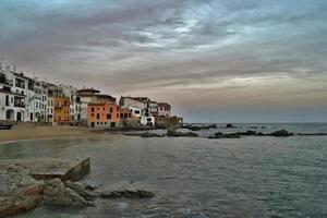 bela vila de pescadores da catalunha ao pôr do sol