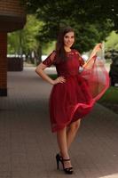 menina bonita de vestido vermelho foto