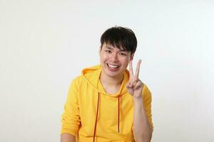 jovem Boa olhando ásia chinês malaio homem pose face corpo expressão modo emoção em branco fundo feliz v dedo placa foto